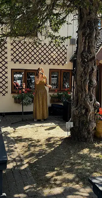 Live singer